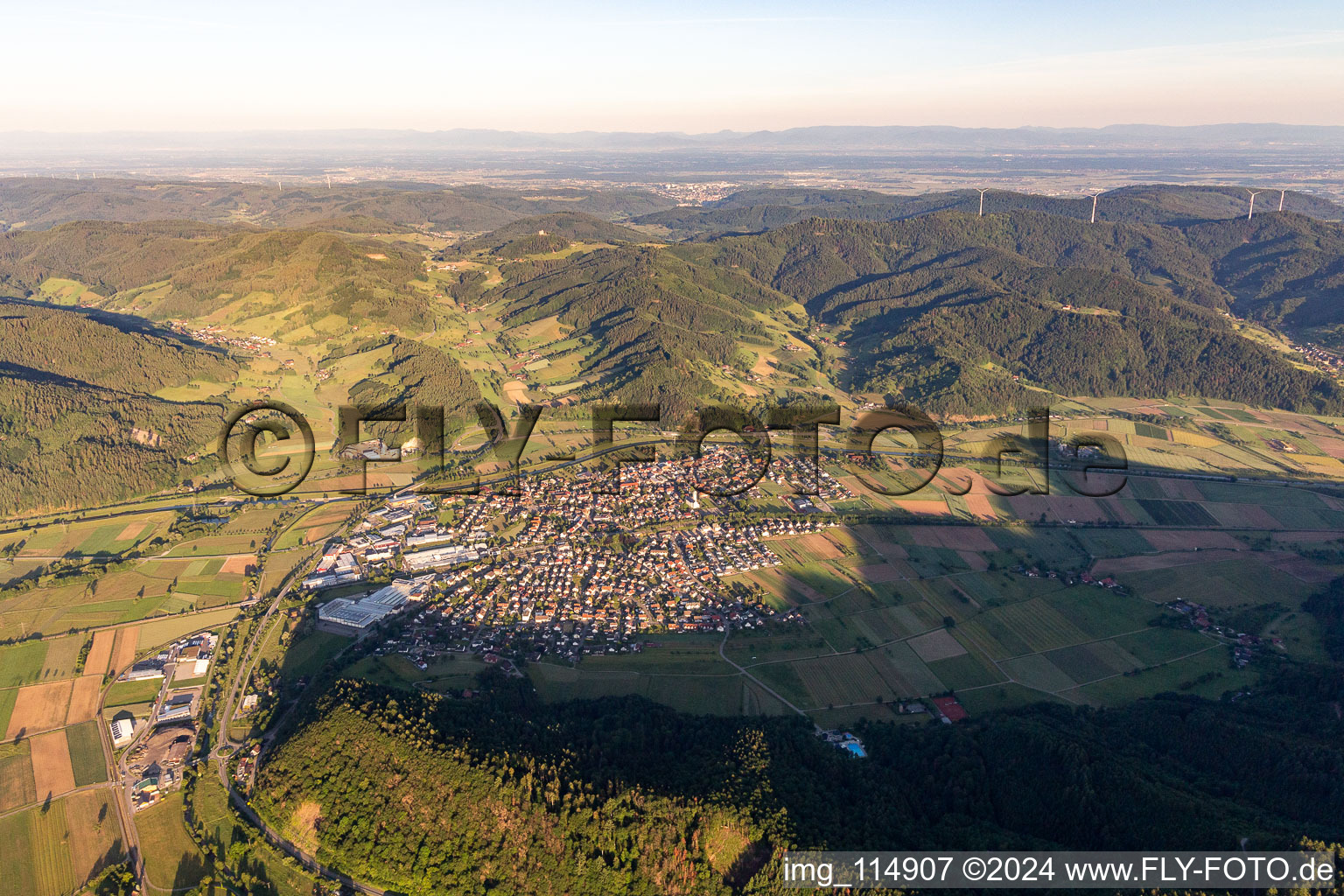 Vue aérienne de Le paysage de la vallée de la Kinzig entouré des montagnes de la Forêt-Noire à le quartier Eisensprung in Biberach dans le département Bade-Wurtemberg, Allemagne