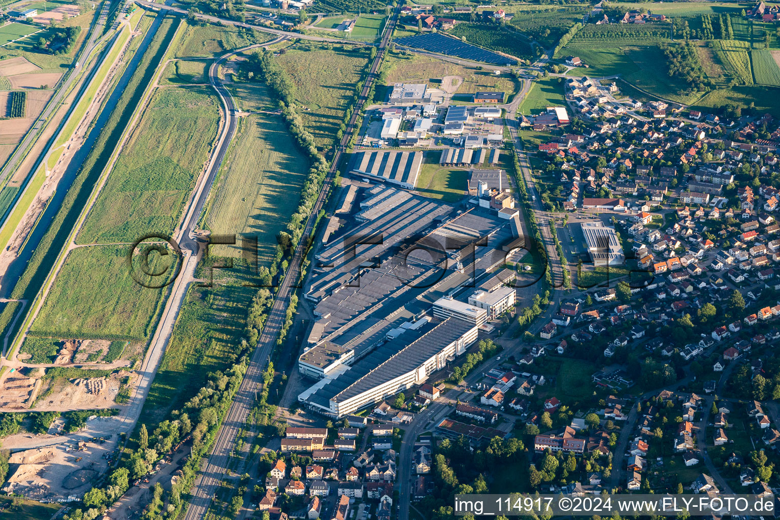 Vue aérienne de Locaux de l'entreprise Aliseo Art Projects avec halls, bâtiments d'entreprise et installations de production à Gengenbach dans le département Bade-Wurtemberg, Allemagne