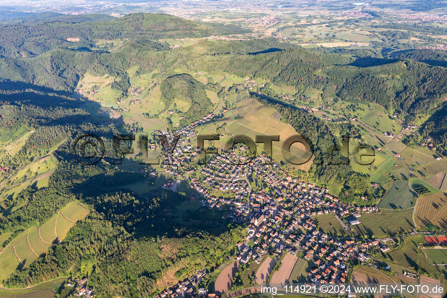 Vue aérienne de Le paysage de la vallée entouré de montagnes à Berghaupten dans le département Bade-Wurtemberg, Allemagne