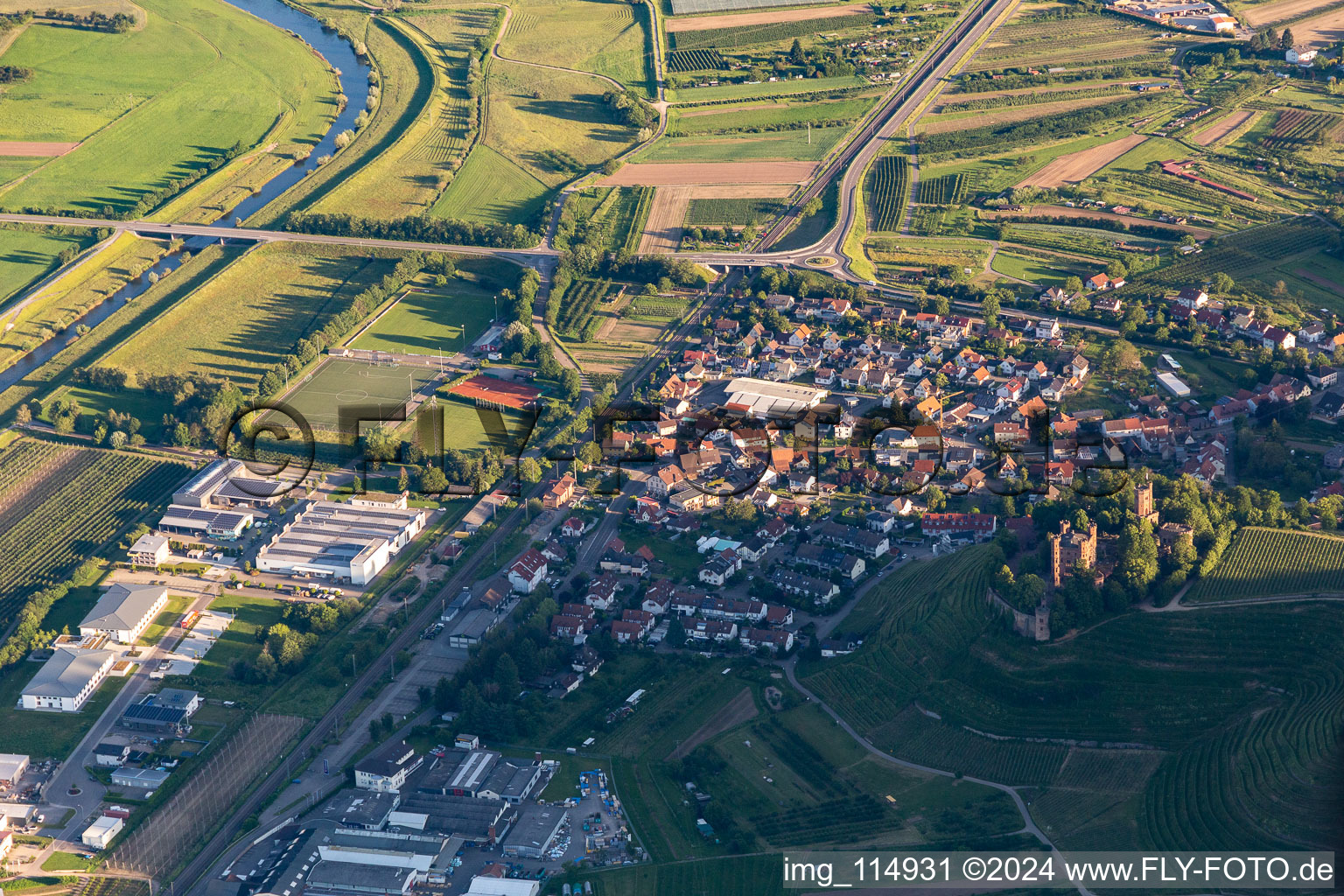 Vue aérienne de Le paysage de la vallée entouré de montagnes à le quartier Bühlweg in Ortenberg dans le département Bade-Wurtemberg, Allemagne