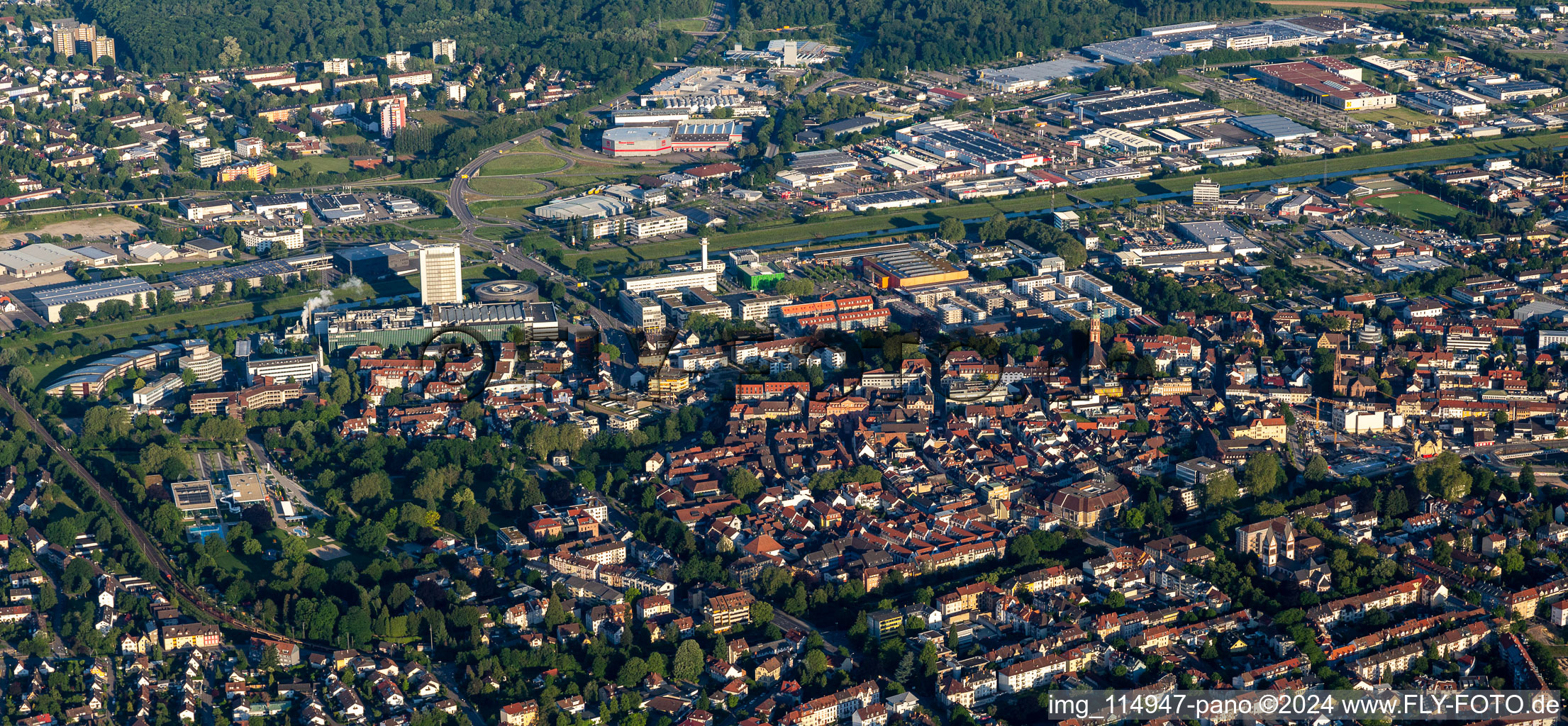 Vue aérienne de Zone des berges de la rivière Kinzig à Offenburg dans le département Bade-Wurtemberg, Allemagne