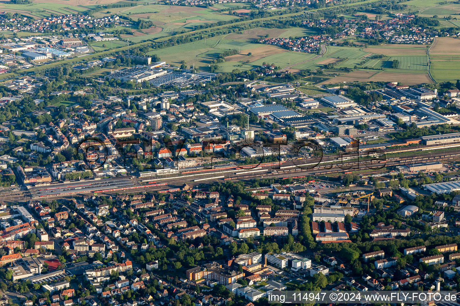 Vue aérienne de Systèmes de voies des voies d'évitement et systèmes de manœuvres au dépôt du dépôt à Offenburg dans le département Bade-Wurtemberg, Allemagne