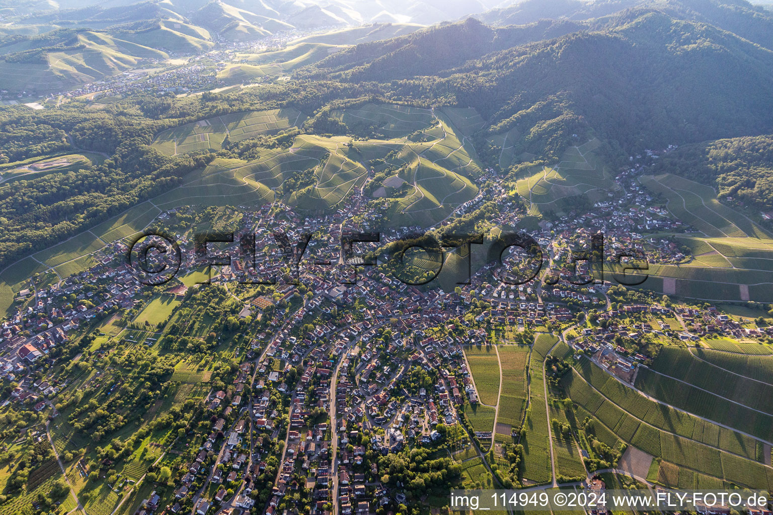 Vue aérienne de Le paysage de la vallée entouré de vignes à Zell-Weierbach à le quartier Zell in Offenburg dans le département Bade-Wurtemberg, Allemagne