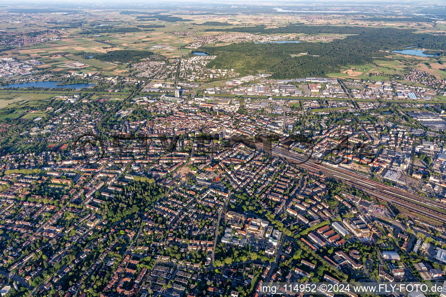 Vue aérienne de Zone urbaine avec périphérie et centre-ville à Offenburg dans le département Bade-Wurtemberg, Allemagne