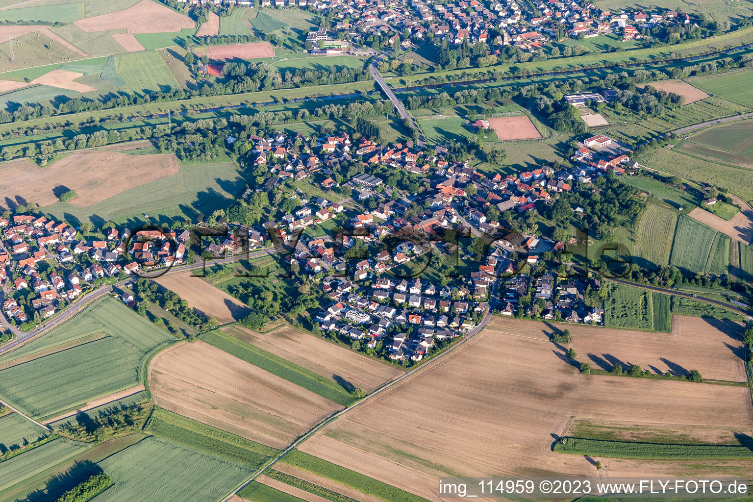 Vue aérienne de Surfaces des berges de la Kinzig en Bühl à le quartier Bühl in Offenburg dans le département Bade-Wurtemberg, Allemagne