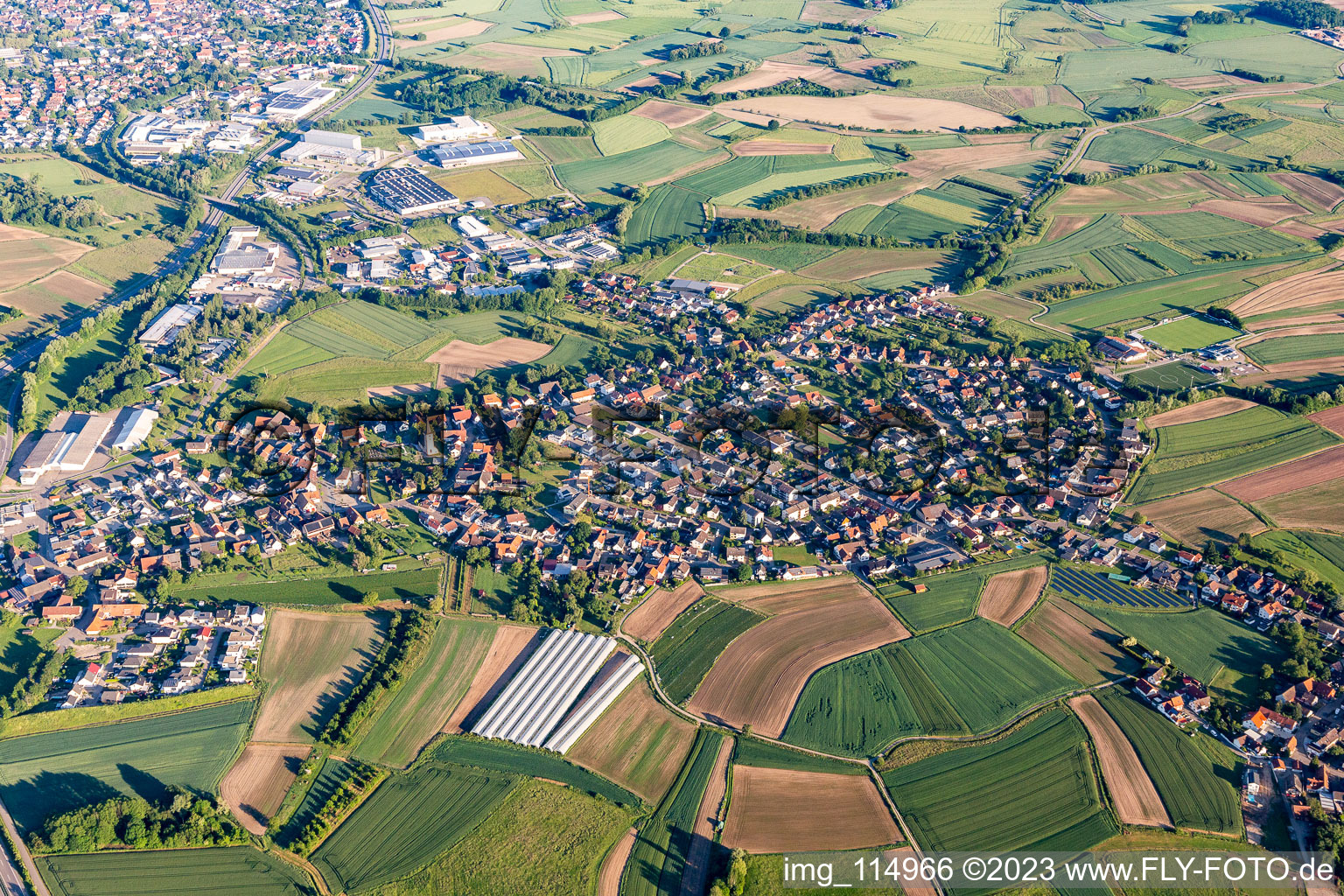Vue aérienne de Vue de la commune en bordure des champs agricoles et des zones agricoles en sable à Willstätt dans le département Bade-Wurtemberg, Allemagne