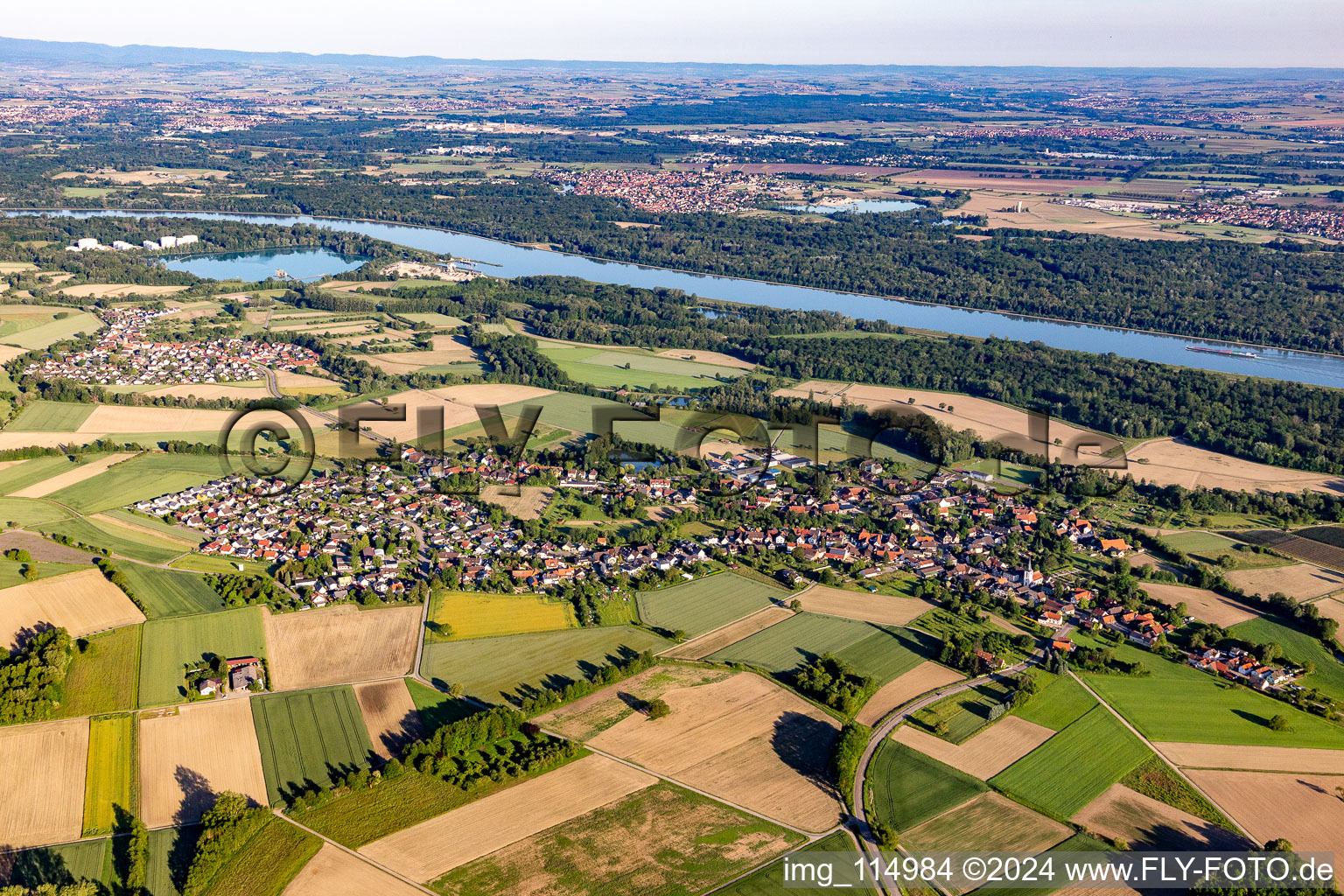 Vue aérienne de Superficies des berges du Rhin en Diersheim à le quartier Diersheim in Rheinau dans le département Bade-Wurtemberg, Allemagne