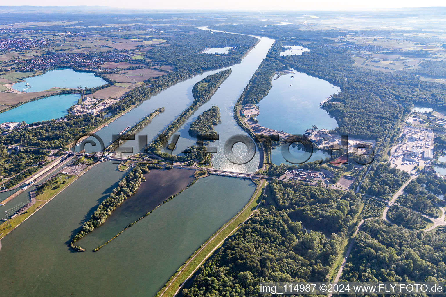 Vue aérienne de Écluses et passes à poissons sur les berges du Rhin entre Gambsheim et Freistett à le quartier Freistett in Rheinau dans le département Bade-Wurtemberg, Allemagne