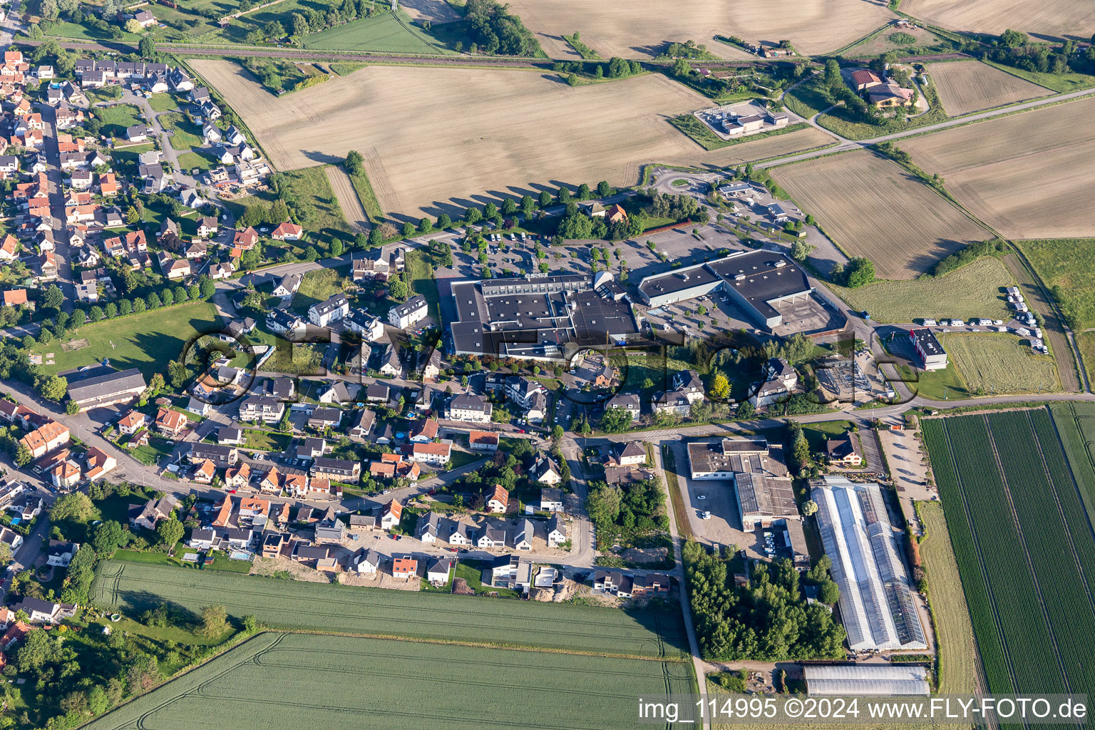 Vue aérienne de Succursale du supermarché Super U et drive à Gambsheim dans le département Bas Rhin, France