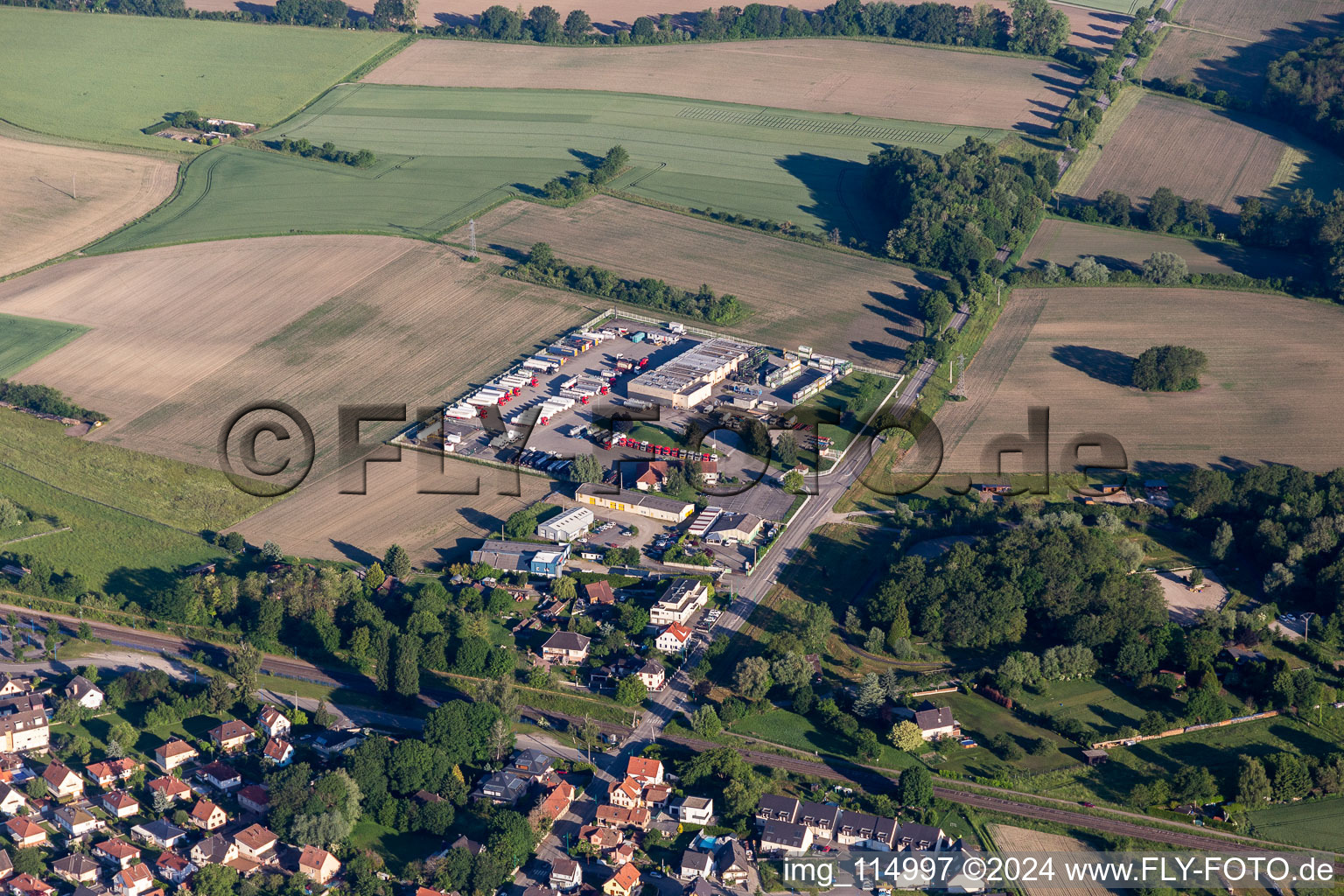 Vue aérienne de Riss Et Hammes Sa à Gambsheim dans le département Bas Rhin, France