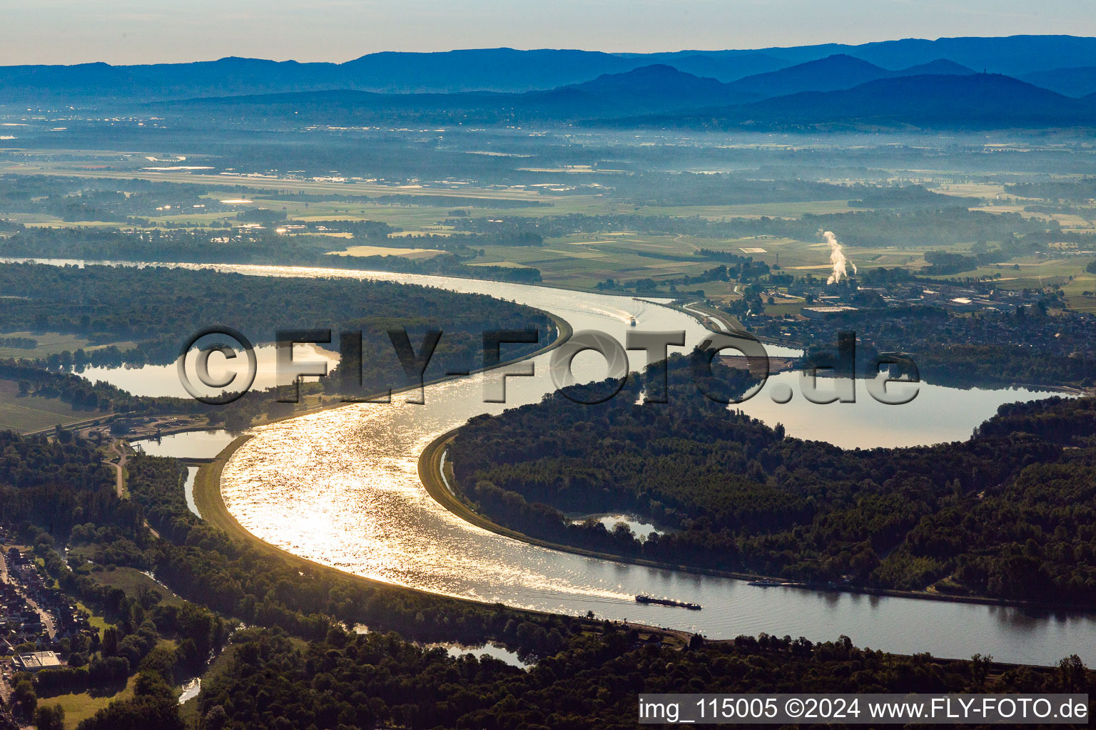 Vue aérienne de Méandres courbes - boucle des berges du cours du Rhin en Söllingen à le quartier Söllingen in Rheinmünster dans le département Bade-Wurtemberg, Allemagne