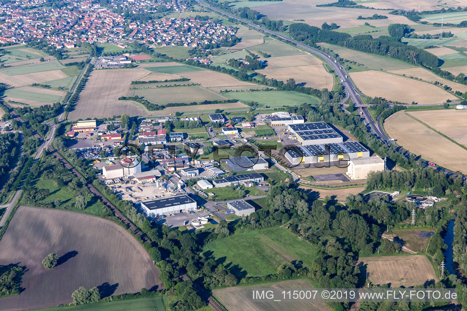 Vue aérienne de Zone industrielle du Ried à Herrlisheim dans le département Bas Rhin, France