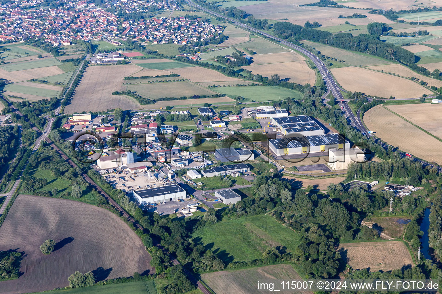 Vue aérienne de Zone industrielle du Ried à Herrlisheim dans le département Bas Rhin, France