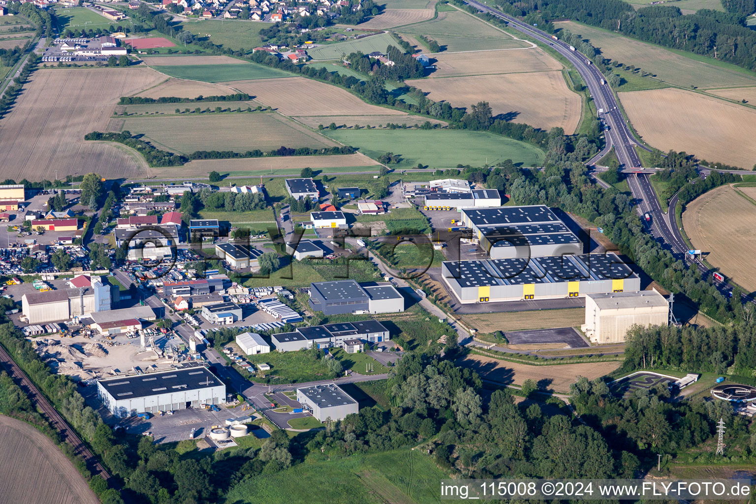 Vue aérienne de Zone industrielle du Ried à Herrlisheim dans le département Bas Rhin, France