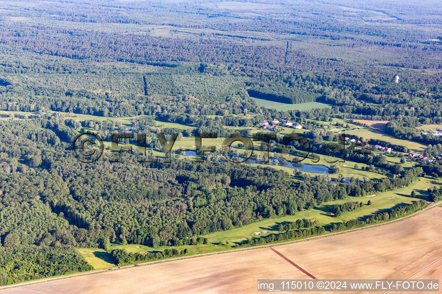 Vue aérienne de Club de golf Soufflenheim Baden-Baden à Soufflenheim dans le département Bas Rhin, France