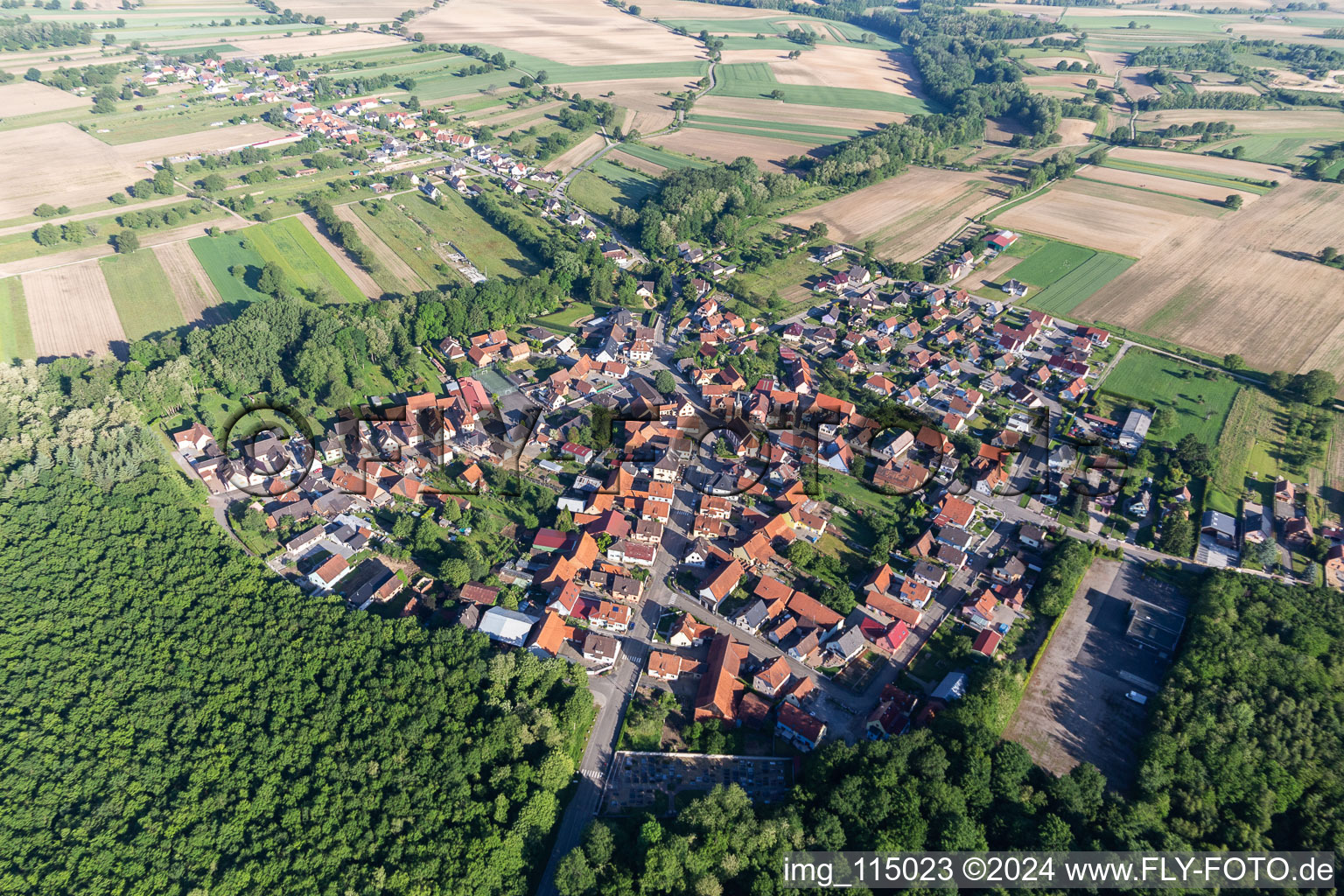 Vue aérienne de Des zones forestières et des zones forestières entourent la zone d'habitation du village de Schaffhouse-près-Seltz à Schaffhouse-près-Seltz dans le département Bas Rhin, France