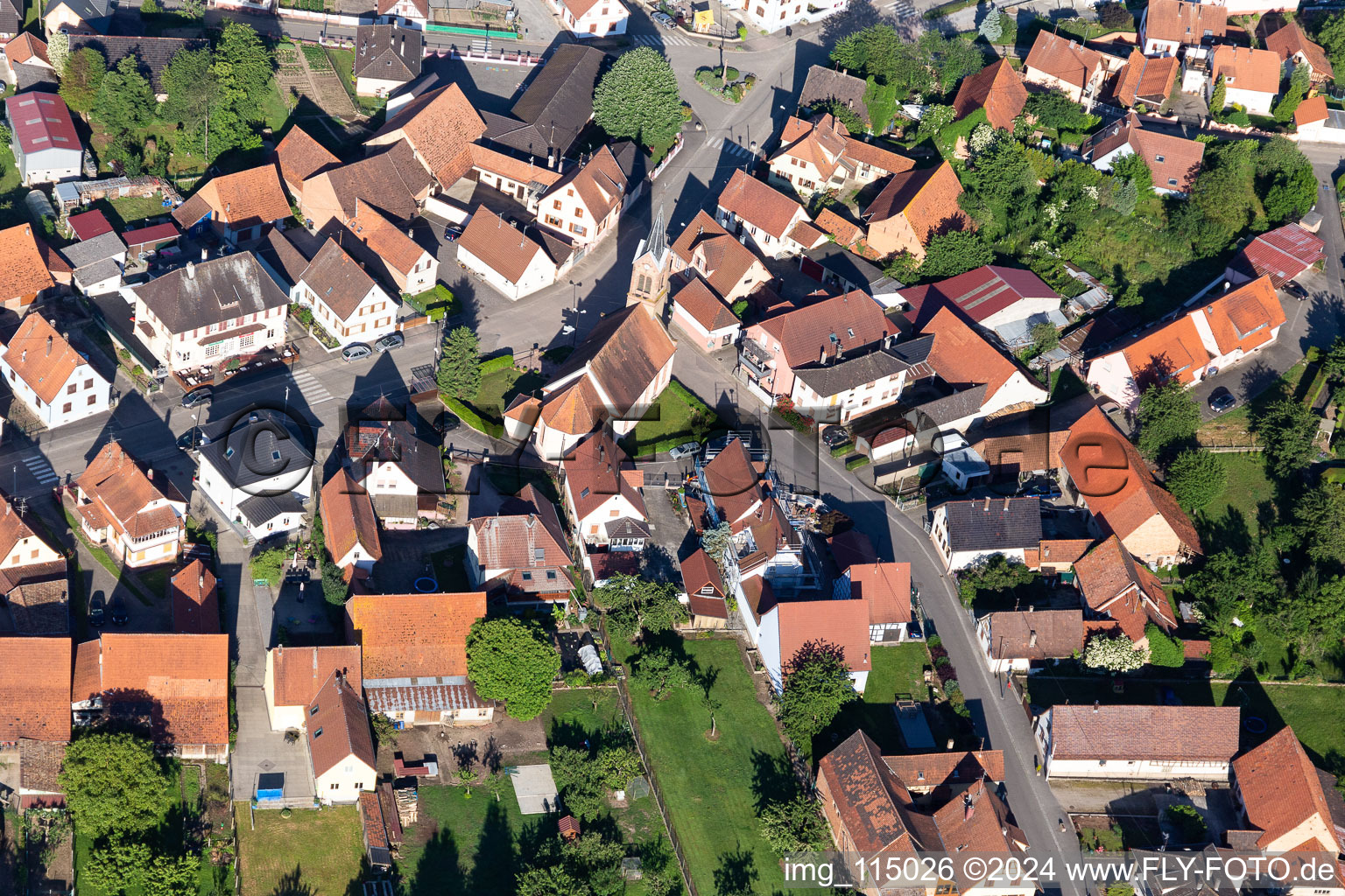 Vue aérienne de Bâtiment religieux à Schaffhouse-près-Seltz à Schaffhouse-près-Seltz dans le département Bas Rhin, France