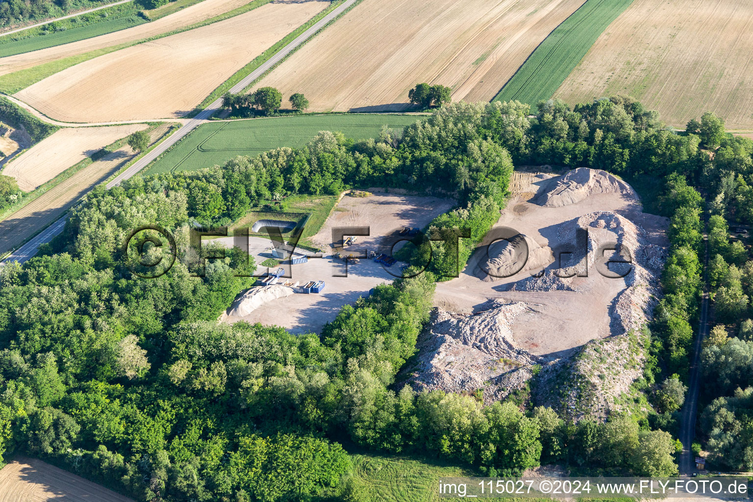 Vue aérienne de MATÉRIAUX à Seltz dans le département Bas Rhin, France