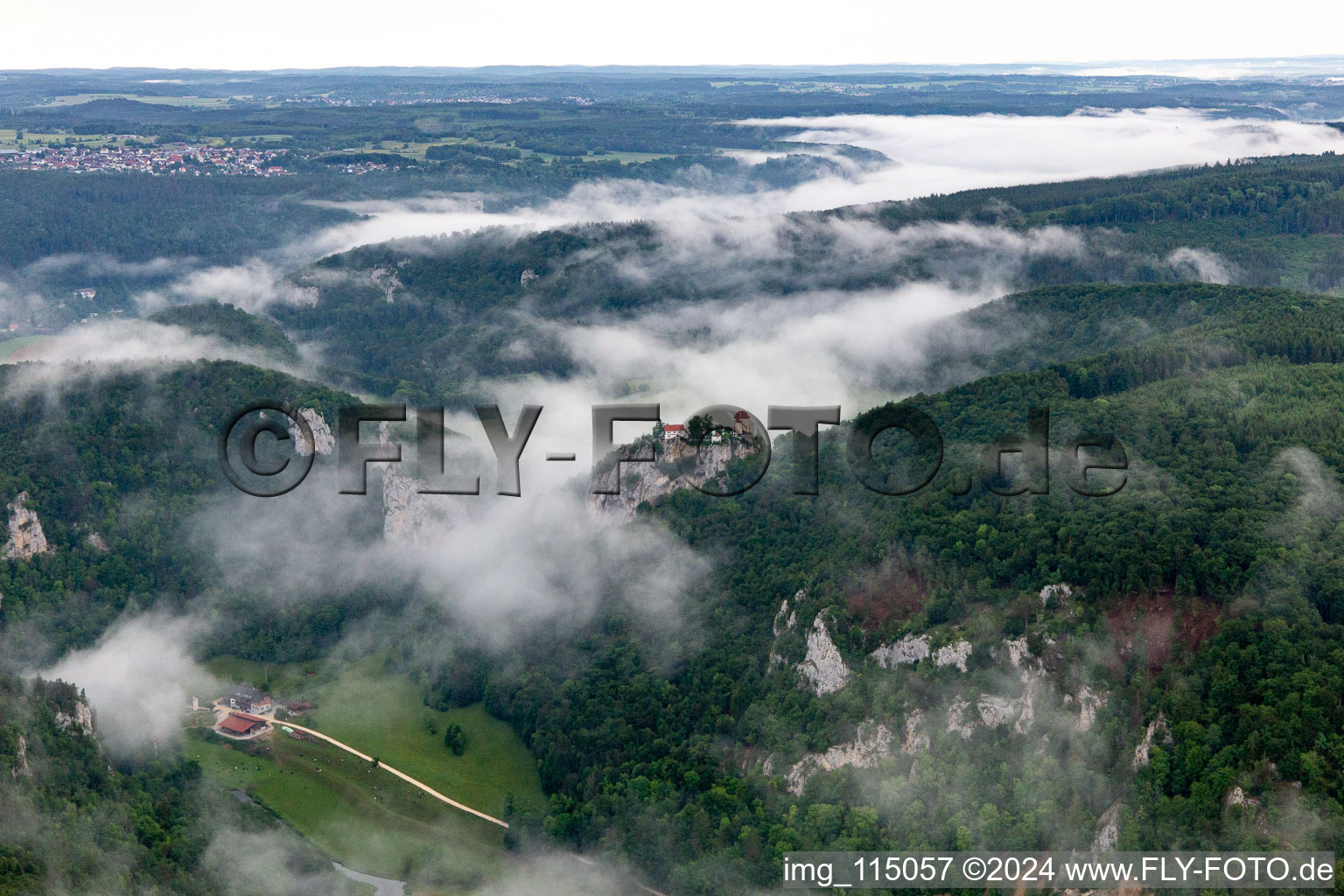 Vue aérienne de Complexe du château de Schloss Bronnen entre nuages sur les pentes boisées de la vallée du Danube à Fridingen an der Donau dans le département Bade-Wurtemberg, Allemagne