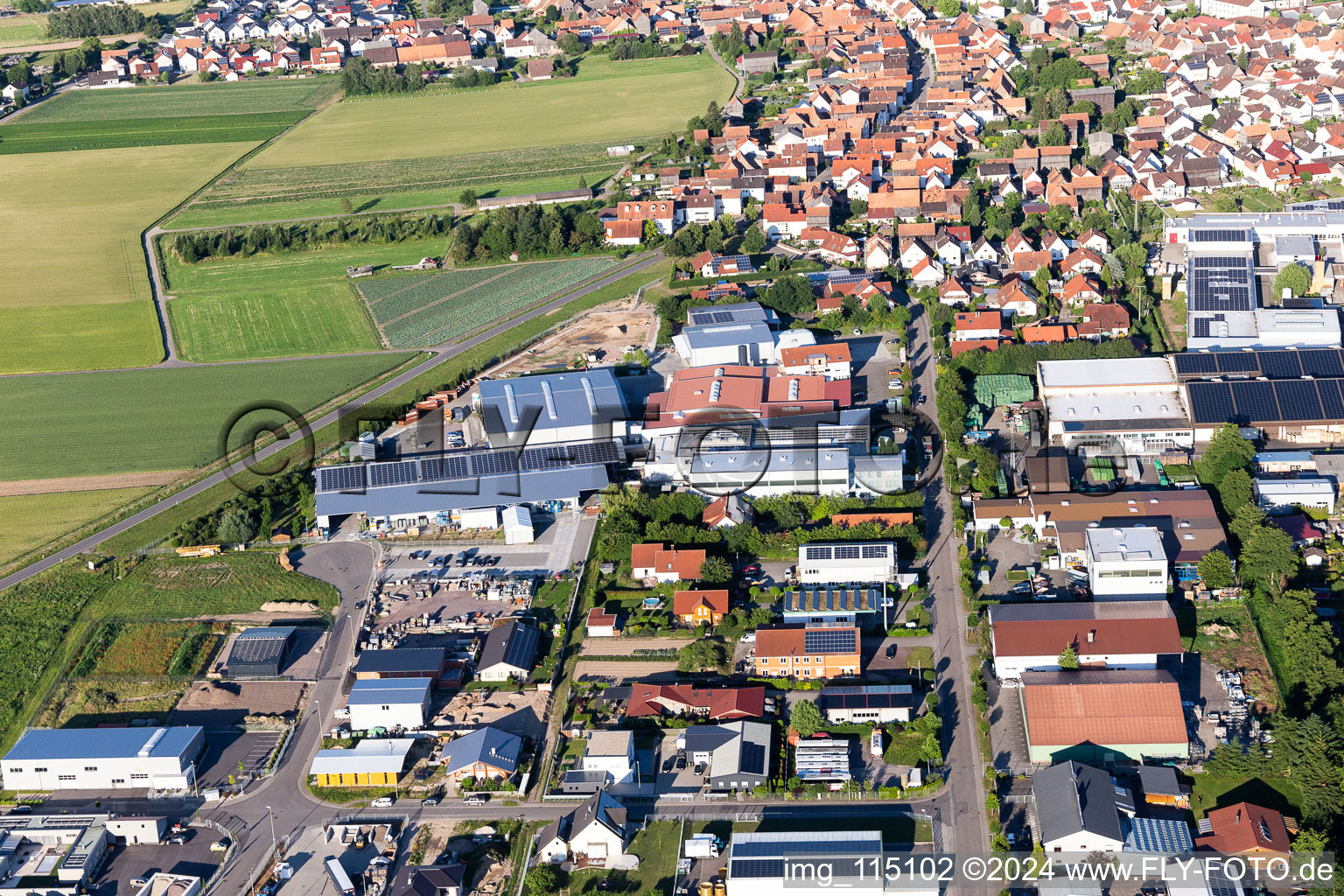 Vue aérienne de Zone commerciale Im Gereut, HGGS LaserCUT GmbH & Co. KG à Hatzenbühl dans le département Rhénanie-Palatinat, Allemagne