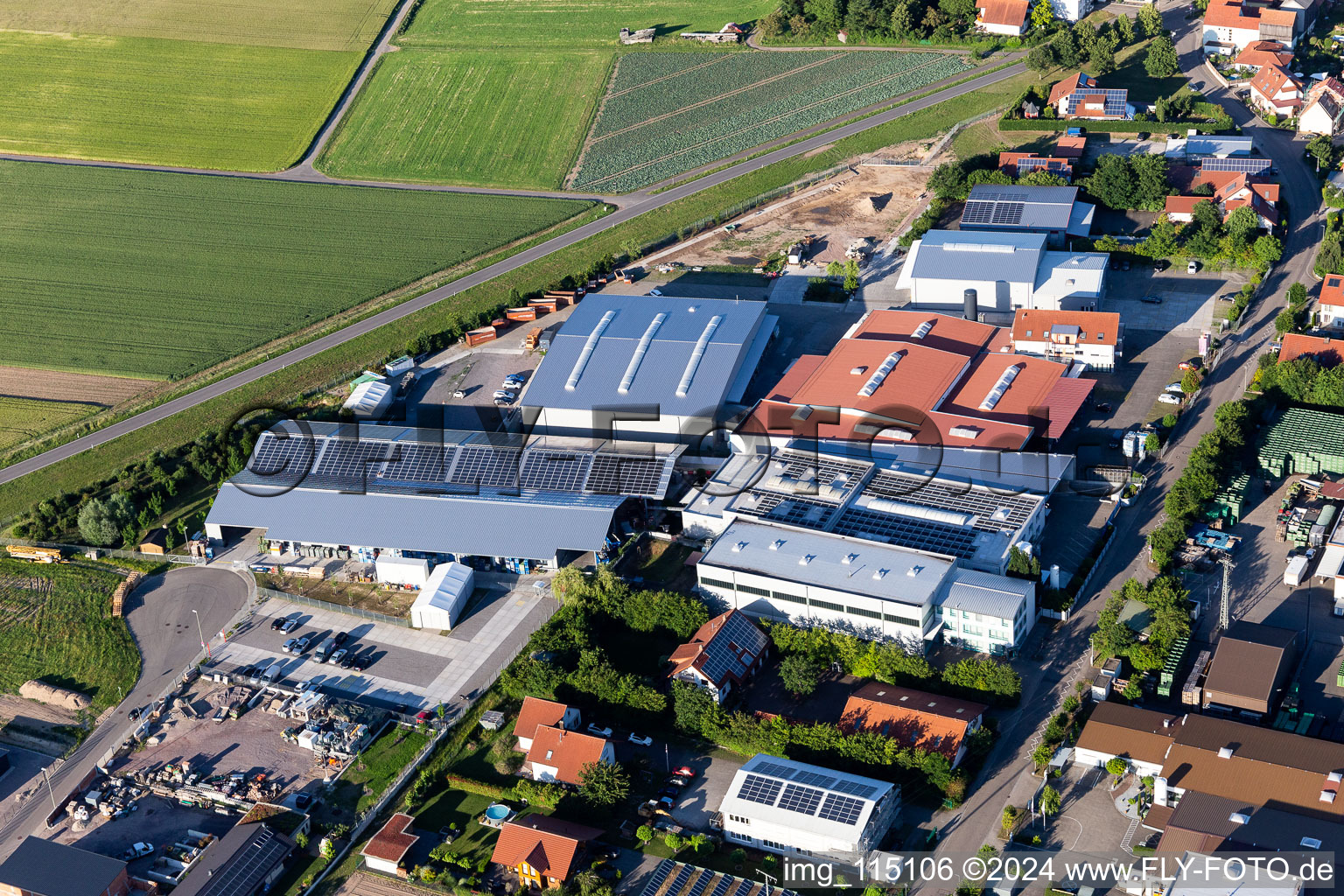 Vue oblique de Zone commerciale Im Gereut, HGGS LaserCUT GmbH & Co. KG à Hatzenbühl dans le département Rhénanie-Palatinat, Allemagne