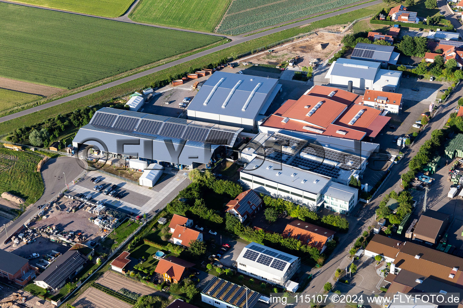 Vue aérienne de Zone commerciale et implantation d'entreprise à Im Gereut avec WWS Metall Formen GmbH et HGGS LaserCUT GmbH & Co. KG à Hatzenbühl dans le département Rhénanie-Palatinat, Allemagne