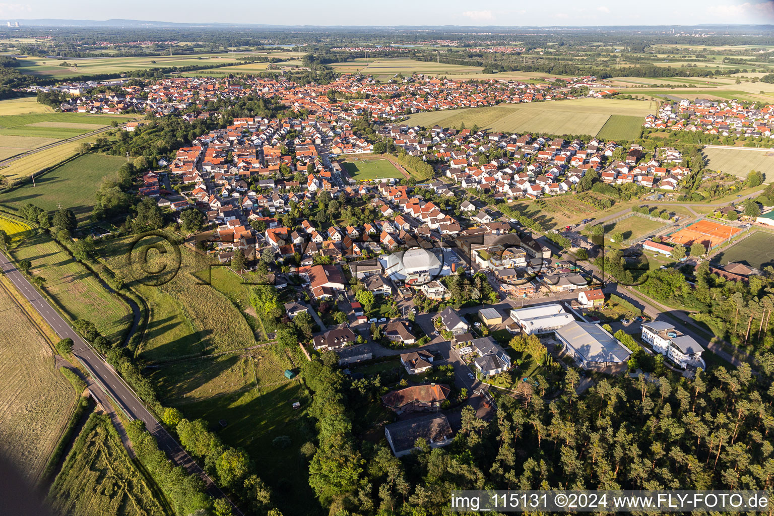 Vue d'oiseau de Rheinzabern dans le département Rhénanie-Palatinat, Allemagne