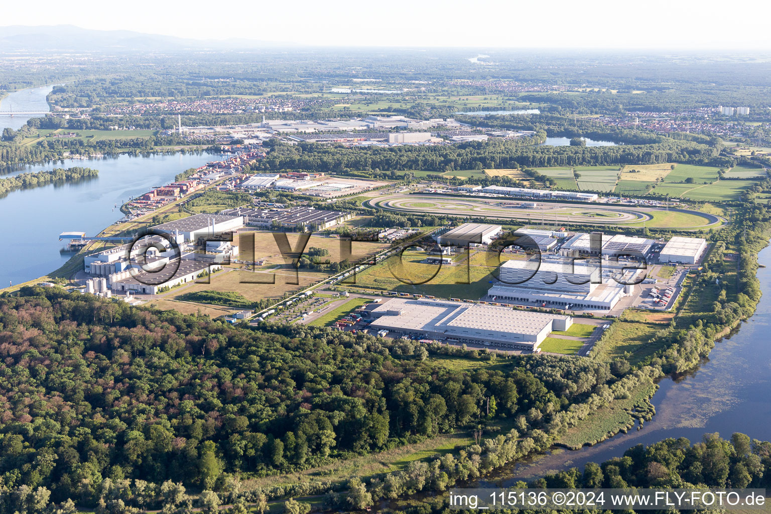 Wörth am Rhein dans le département Rhénanie-Palatinat, Allemagne depuis l'avion