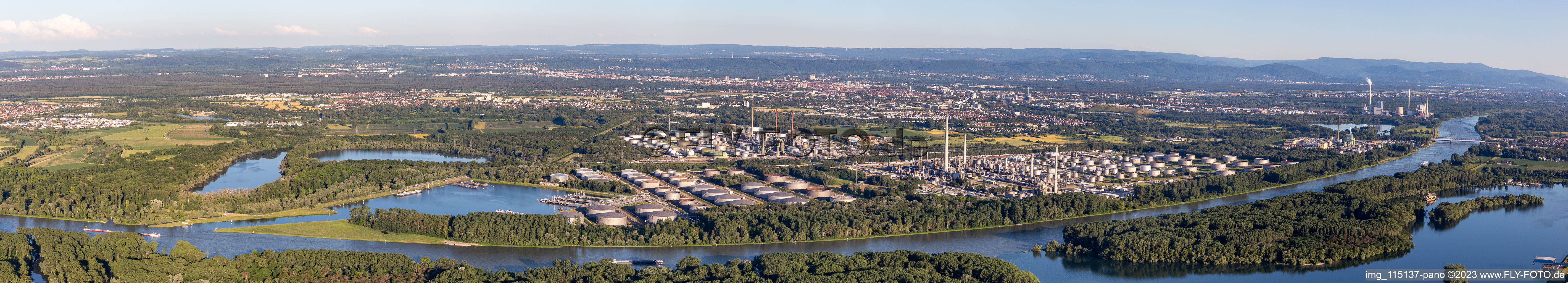 Vue aérienne de Panorama - perspective des installations de raffinage et des systèmes de canalisations chez le producteur d'huile minérale Mineralölraffinerie Oberrhein à le quartier Knielingen in Karlsruhe dans le département Bade-Wurtemberg, Allemagne