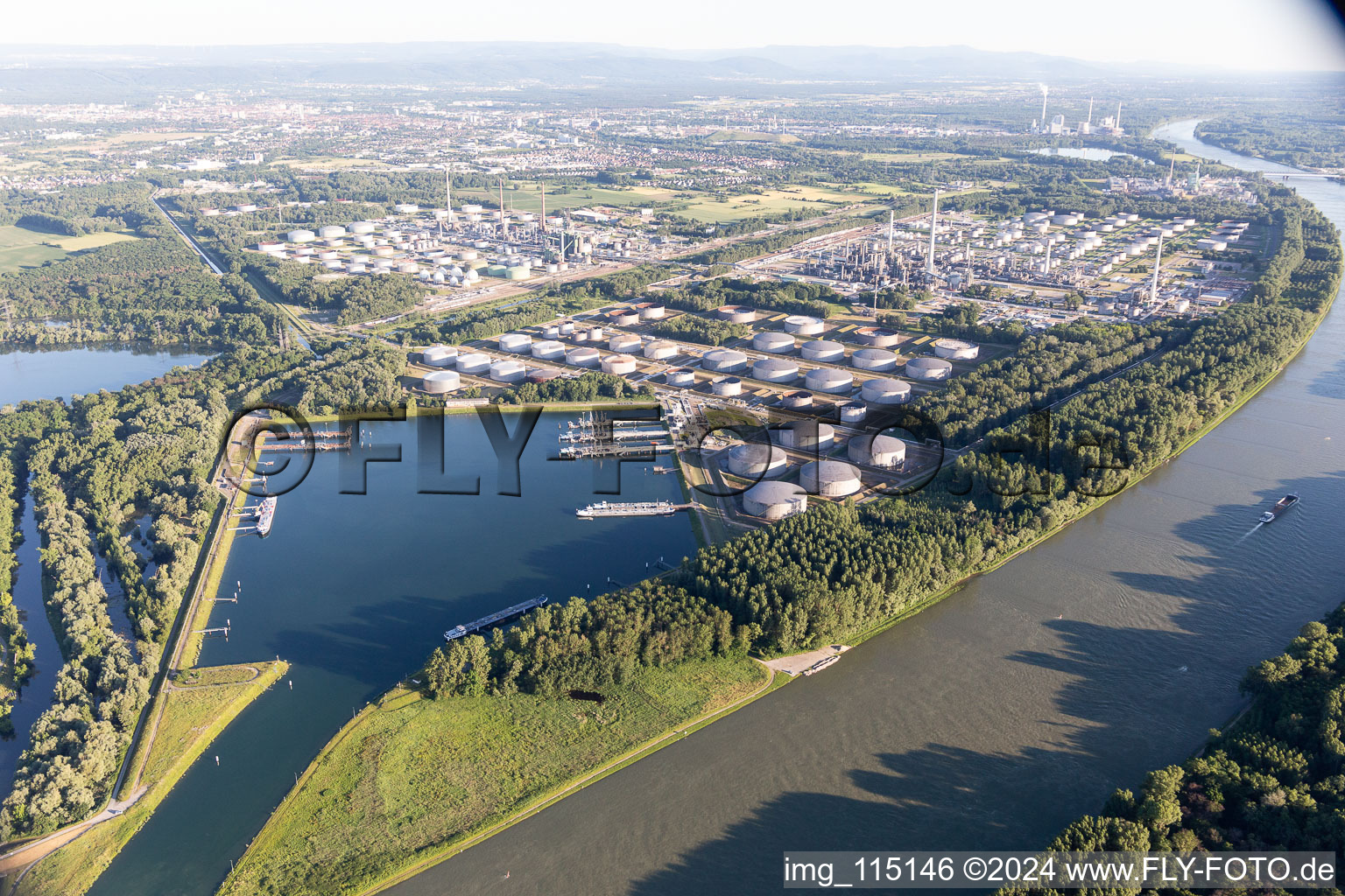 Vue aérienne de Port pétrolier à le quartier Knielingen in Karlsruhe dans le département Bade-Wurtemberg, Allemagne