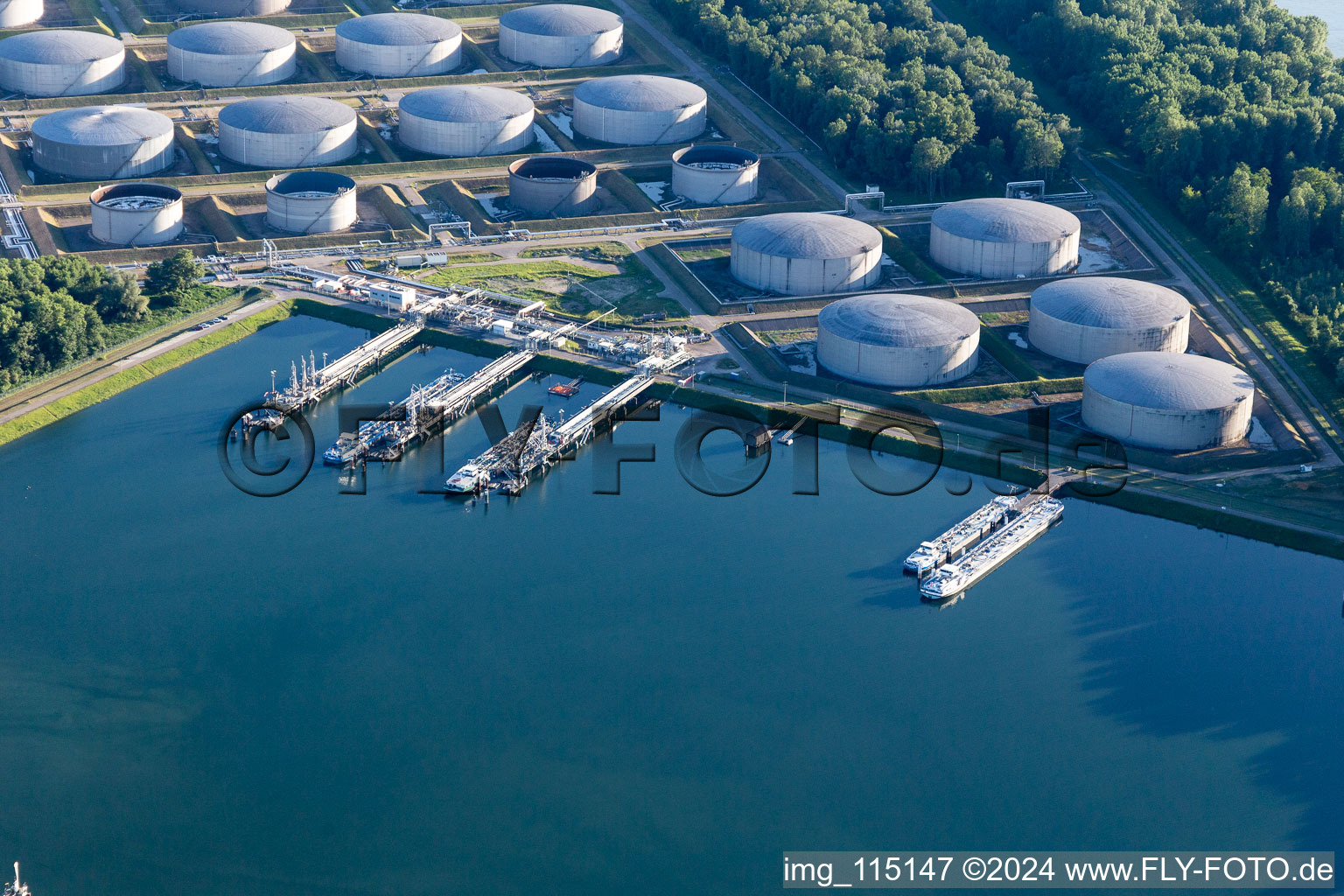 Vue aérienne de Port pétrolier à le quartier Knielingen in Karlsruhe dans le département Bade-Wurtemberg, Allemagne