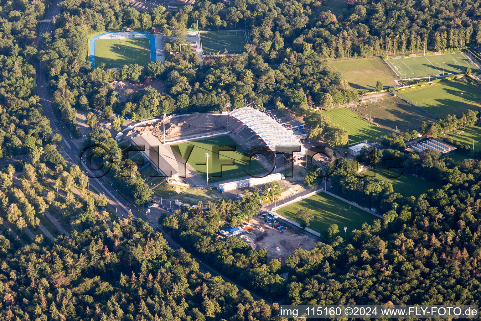 Vue aérienne de Stade du parc animalier KSC, chantier de construction à le quartier Innenstadt-Ost in Karlsruhe dans le département Bade-Wurtemberg, Allemagne