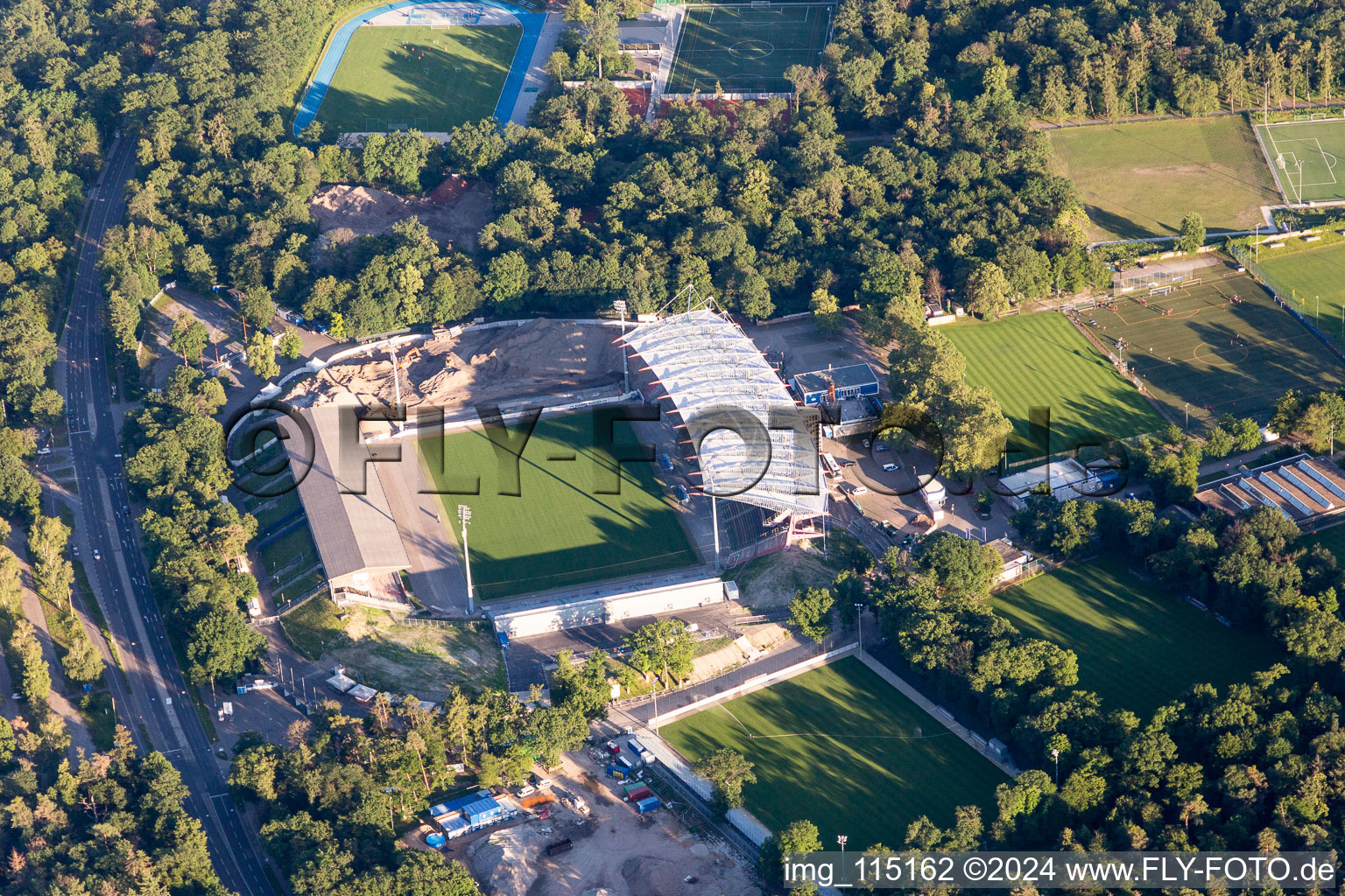 Vue aérienne de Stade du parc animalier KSC, chantier de construction à le quartier Innenstadt-Ost in Karlsruhe dans le département Bade-Wurtemberg, Allemagne