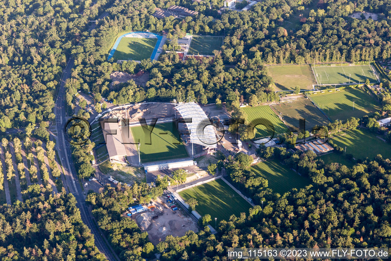 Photographie aérienne de Chantier de reconstruction sur le terrain des installations sportives du stade KSC « Wildparkstadion » à le quartier Innenstadt-Ost in Karlsruhe dans le département Bade-Wurtemberg, Allemagne