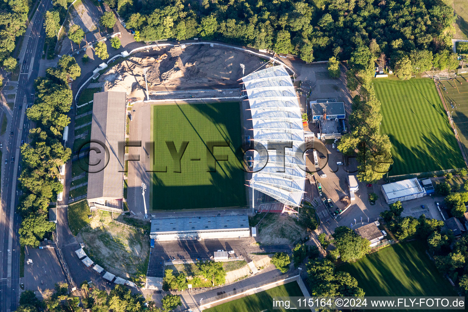 Vue oblique de Chantier de reconstruction sur le terrain des installations sportives du stade KSC « Wildparkstadion » à le quartier Innenstadt-Ost in Karlsruhe dans le département Bade-Wurtemberg, Allemagne