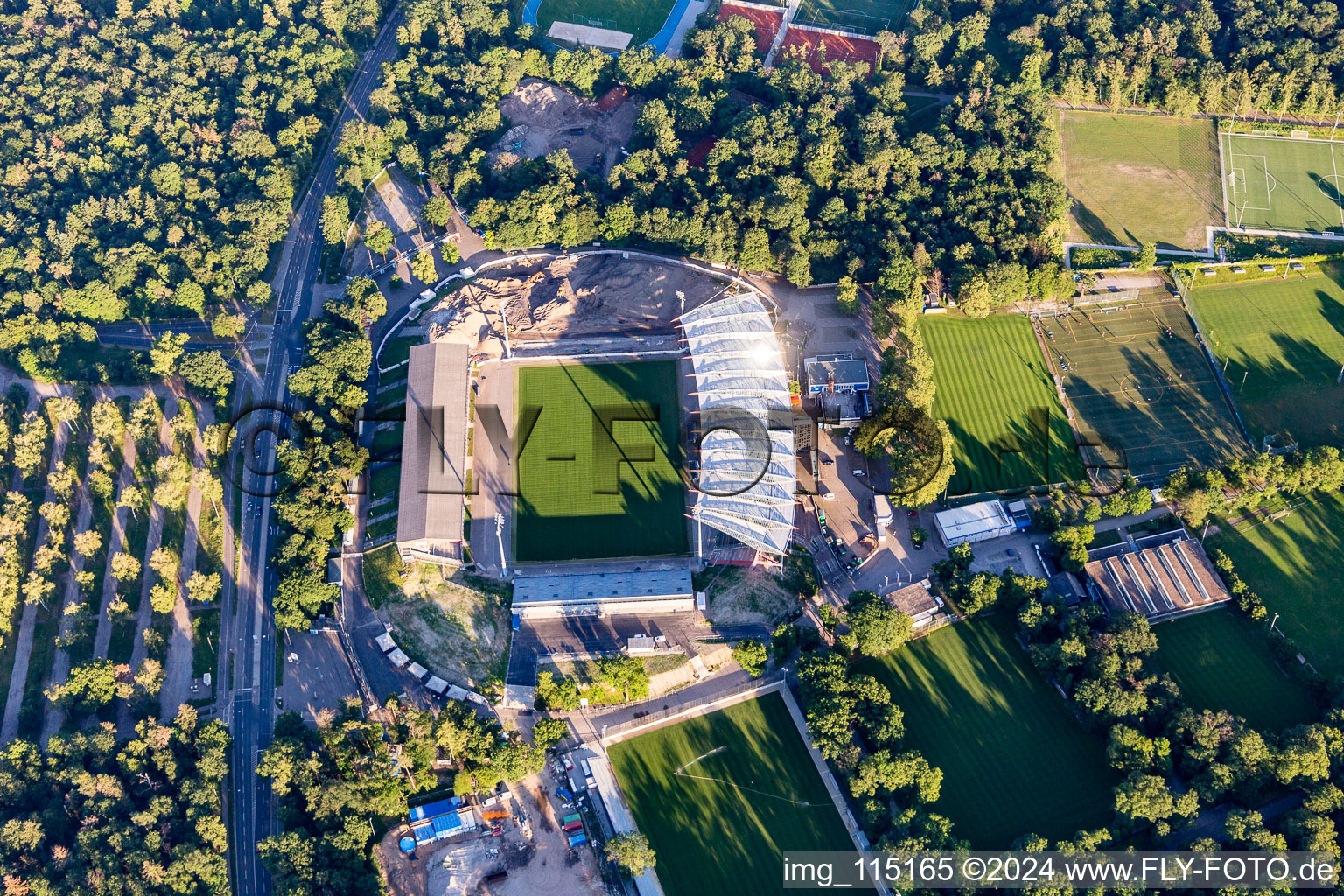 Vue aérienne de Chantier d’agrandissement et de transformation du terrain sportif du stade « Wildparkstadion » à le quartier Innenstadt-Ost in Karlsruhe dans le département Bade-Wurtemberg, Allemagne