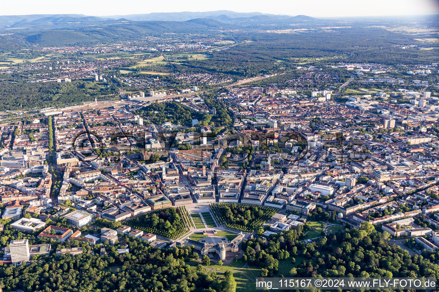 Vue aérienne de Zone urbaine avec périphérie et centre-ville à le quartier Innenstadt-Ost in Karlsruhe dans le département Bade-Wurtemberg, Allemagne