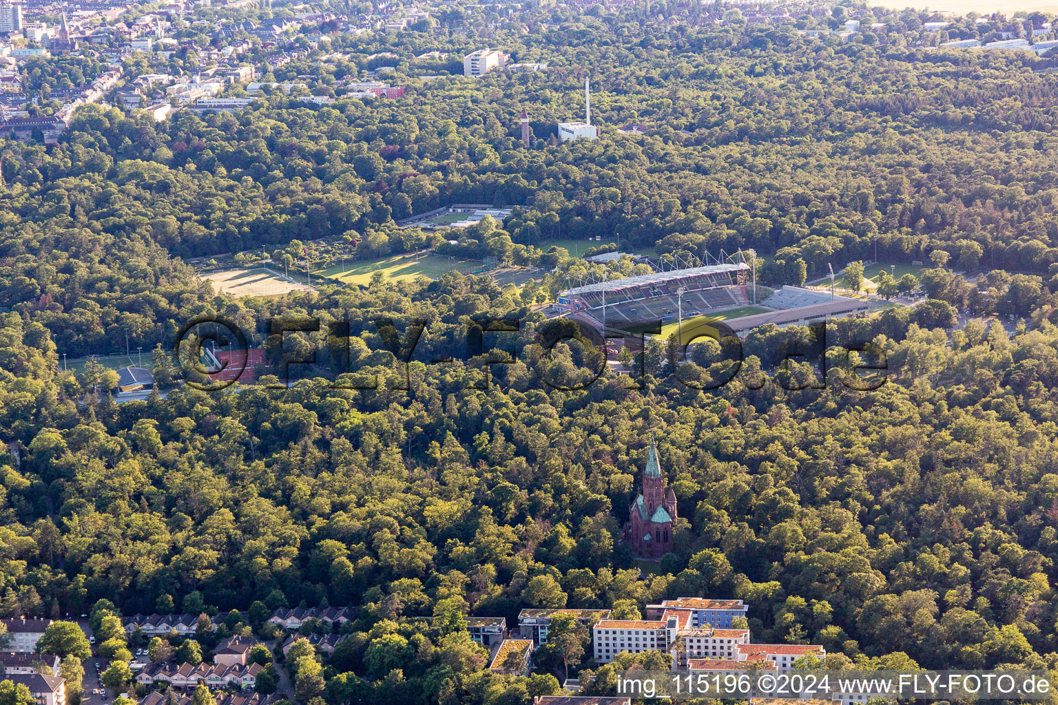 Vue aérienne de Stade du parc animalier vu du sud-ouest à le quartier Oststadt in Karlsruhe dans le département Bade-Wurtemberg, Allemagne