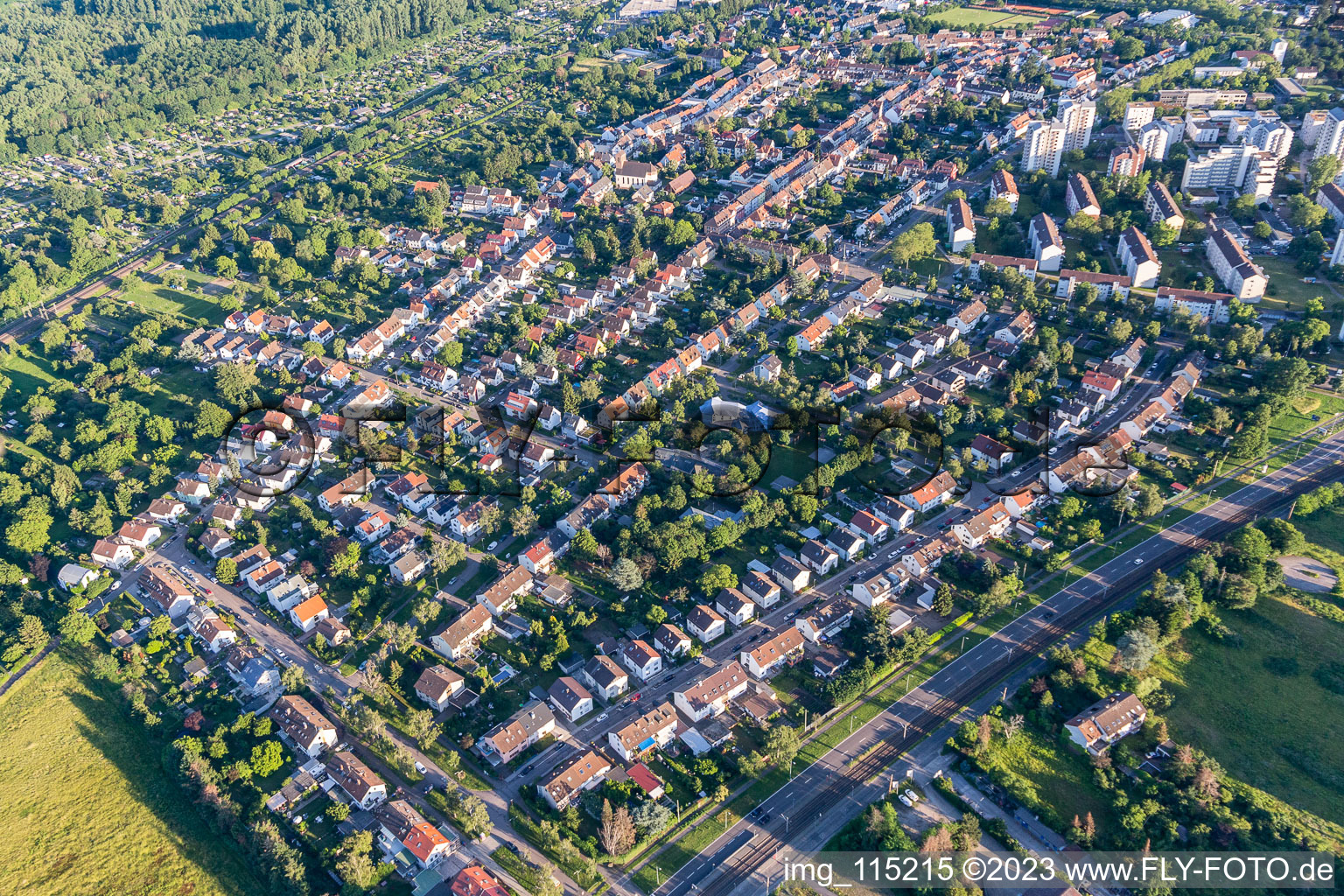 Vue aérienne de Hagsfeld à le quartier Rintheim in Karlsruhe dans le département Bade-Wurtemberg, Allemagne