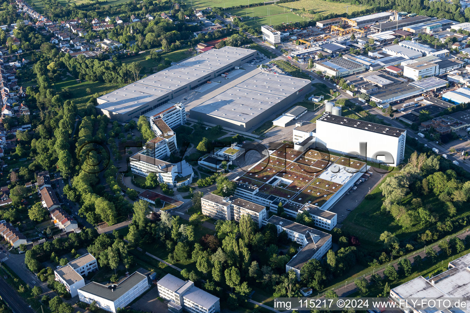 Vue aérienne de Zone industrielle et commerciale Pfizerstrasse avec Intel Deutschland GmbH, Simon Hegele Gesellschaft für Logistik und Service mbH, Office fédéral des migrations et des réfugiés - BAMF Karlsruhe et Pfizer Deutschland GmbH à le quartier Hagsfeld in Karlsruhe dans le département Bade-Wurtemberg, Allemagne