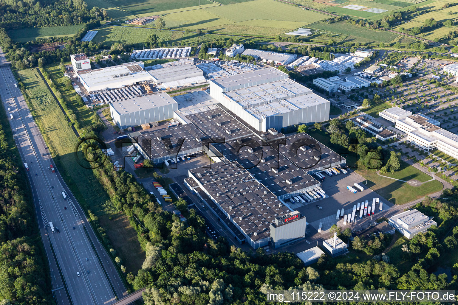 Vue aérienne de Sites de l'usine de construction automobile Robert Bosch GmbH Auf der Breit à le quartier Durlach in Karlsruhe dans le département Bade-Wurtemberg, Allemagne