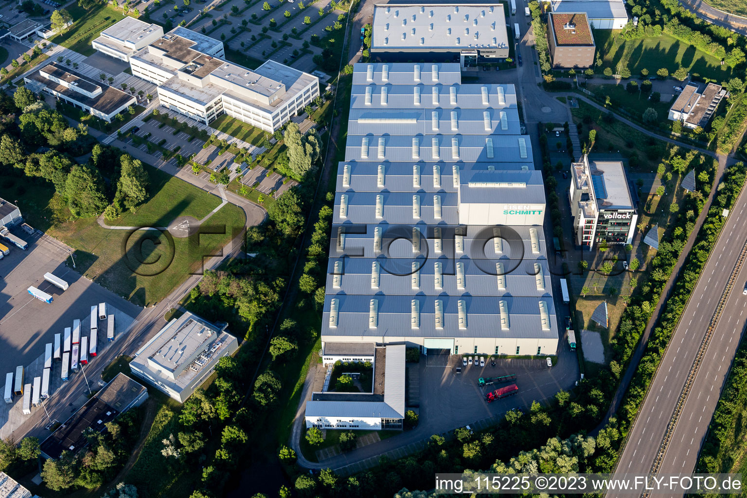Vue aérienne de Sites d'usine d'Alois Schmitt GmbH & Co. KG et du groupe Vollack à le quartier Durlach in Karlsruhe dans le département Bade-Wurtemberg, Allemagne
