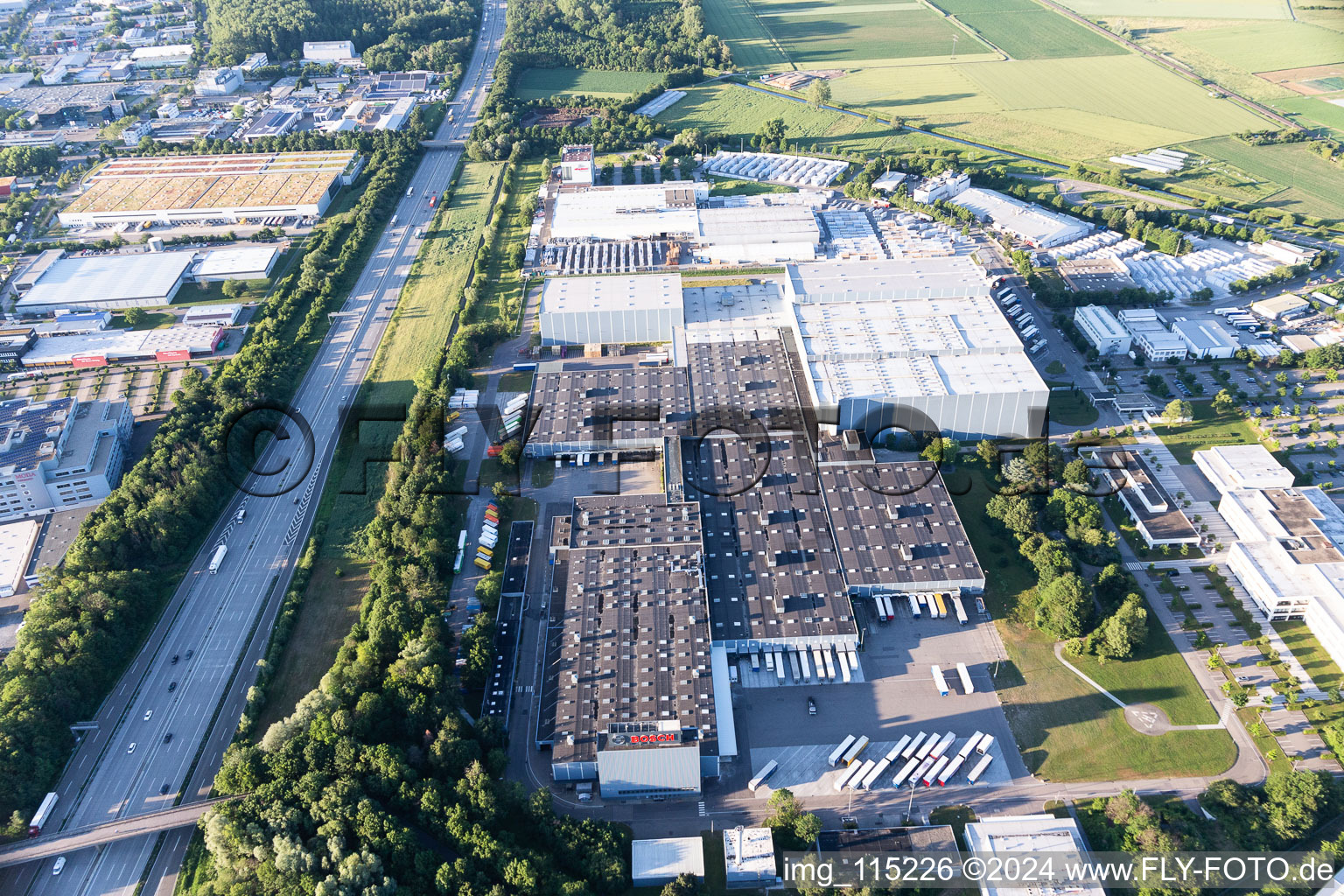 Vue aérienne de Sites de l'usine de construction automobile Robert Bosch GmbH Auf der Breit à le quartier Durlach in Karlsruhe dans le département Bade-Wurtemberg, Allemagne
