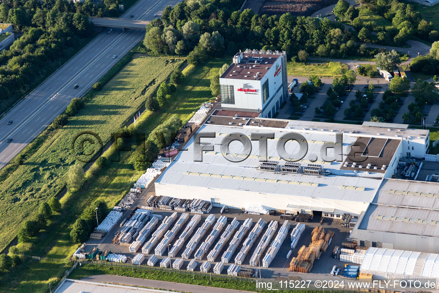 Vue aérienne de Locaux de l'entreprise Aluplast GmbH avec halls, bâtiments d'entreprise et installations de production sur l'A5 à le quartier Durlach in Karlsruhe dans le département Bade-Wurtemberg, Allemagne