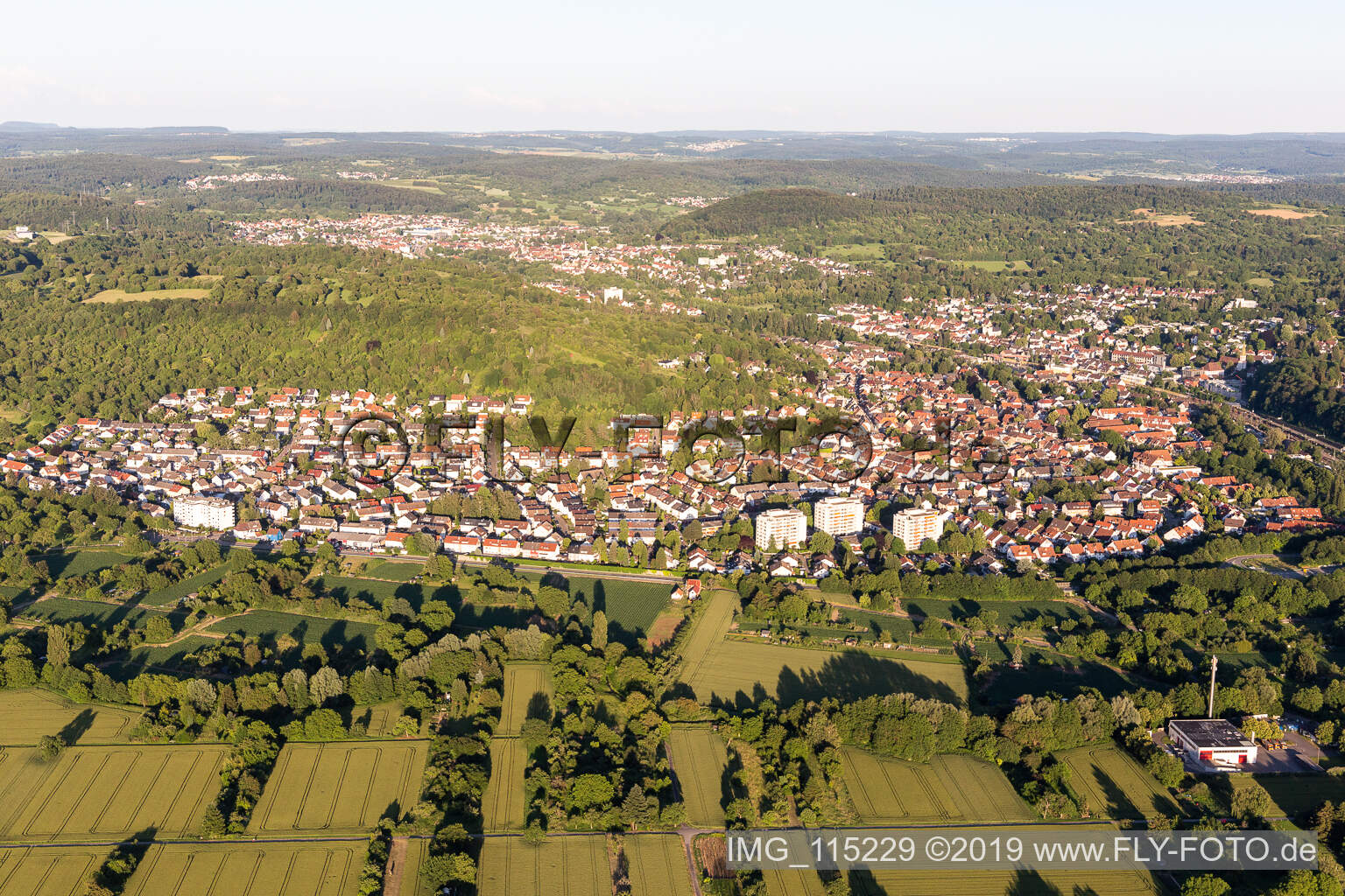 Quartier Grötzingen in Karlsruhe dans le département Bade-Wurtemberg, Allemagne vu d'un drone