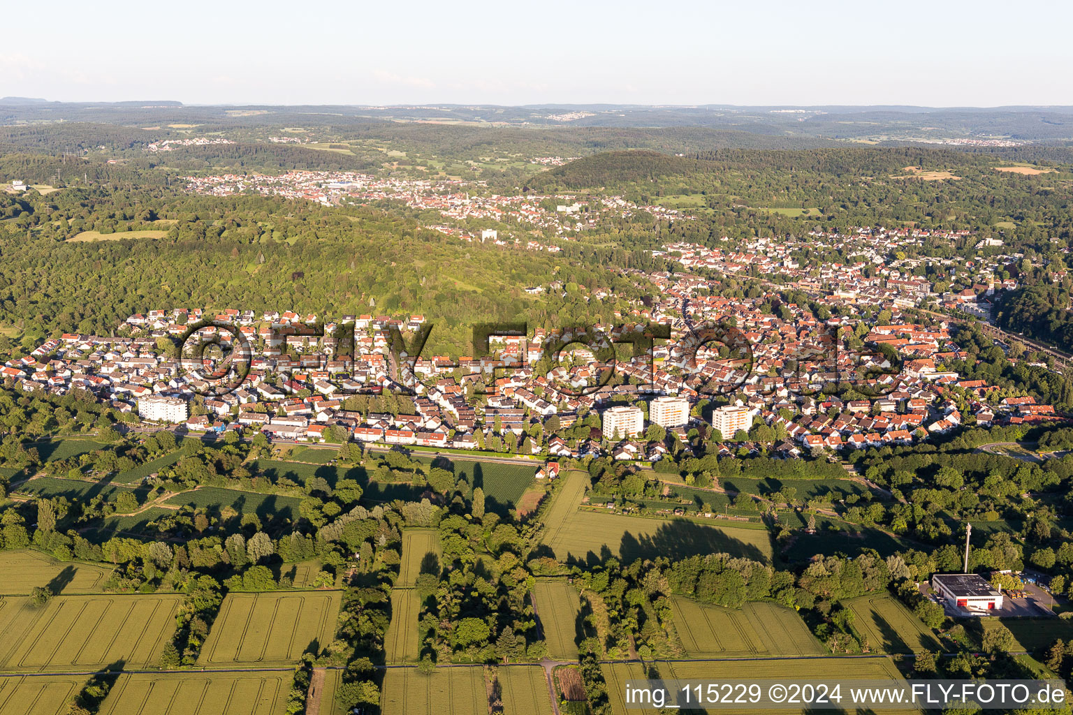 Quartier Grötzingen in Karlsruhe dans le département Bade-Wurtemberg, Allemagne vu d'un drone