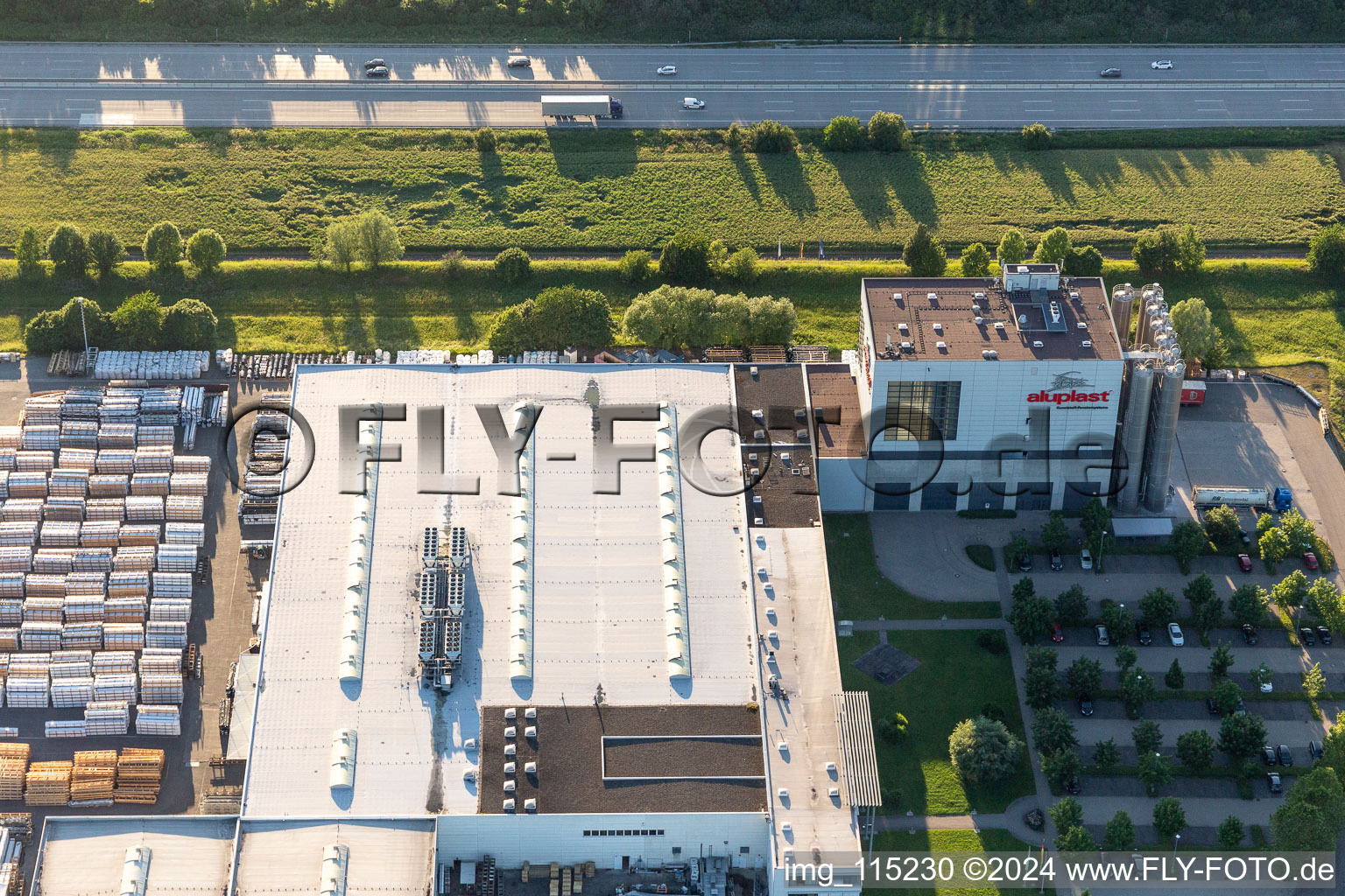 Vue aérienne de Locaux de l'entreprise Aluplast GmbH avec halls, bâtiments d'entreprise et installations de production sur l'A5 à le quartier Durlach in Karlsruhe dans le département Bade-Wurtemberg, Allemagne