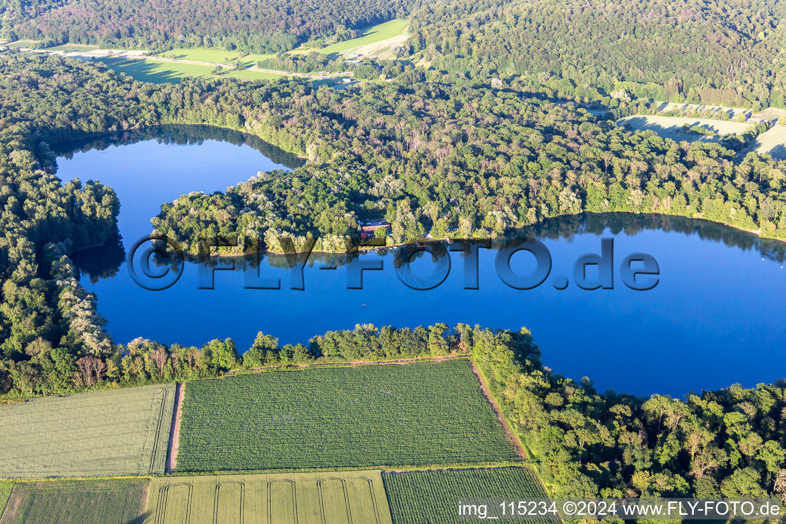 Vue aérienne de Étang de carrière à le quartier Grötzingen in Karlsruhe dans le département Bade-Wurtemberg, Allemagne