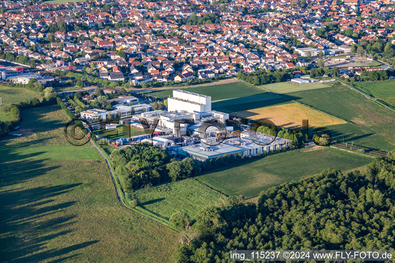 Vue aérienne de Zone industrielle et commerciale Max-Becker-Straße avec Klocke Verpackungs-Service GmbH et KLEBCHEMIE M. G. Becker GmbH & Co. KG à Weingarten dans le département Bade-Wurtemberg, Allemagne