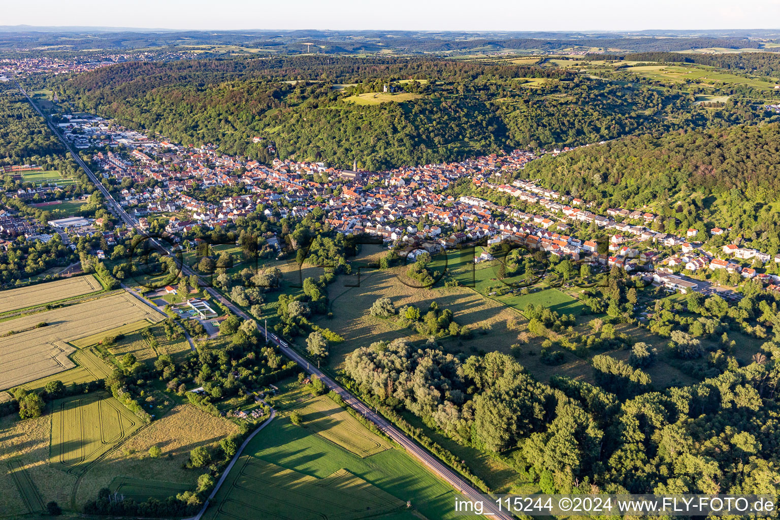 Vue aérienne de Du sud-ouest à le quartier Untergrombach in Bruchsal dans le département Bade-Wurtemberg, Allemagne